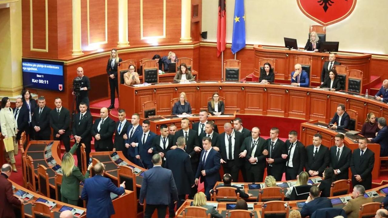 Përplasjet në parlament, Gazment Bardhi përjashtohet 10 ditë nga Kuvendi! Ndëshkohen edhe deputetët e tjerë