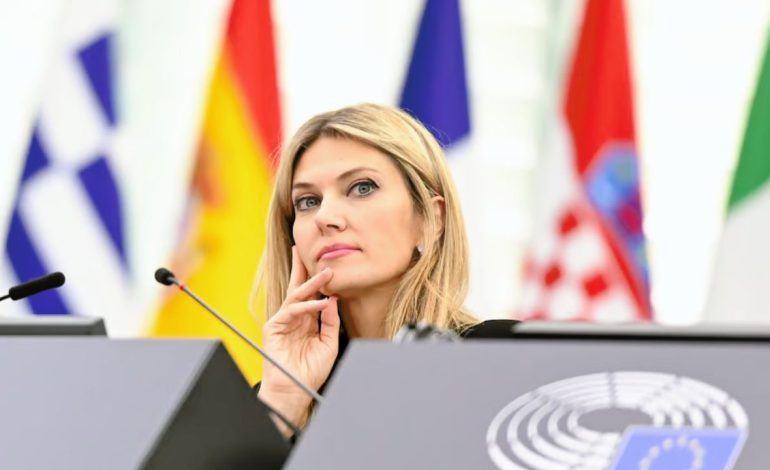 Eurodeputetes greke të akuzuar për “Katargate” i mbyllet “goja” për mediat, avokati: Po foli rikthehet në burg