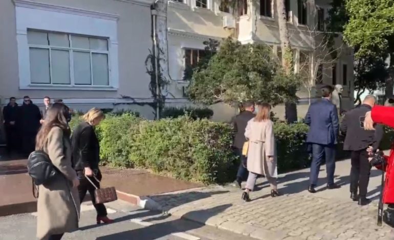 “Tradhtar, i pabesë, i paburrë”, Noka shpërthen kundër Bashës në oborrin e Kuvendit