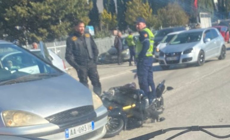Aksident në aksin Elbasan-Peqin, motori përfundon poshtë makinë 
 03/02/2024 11:31
