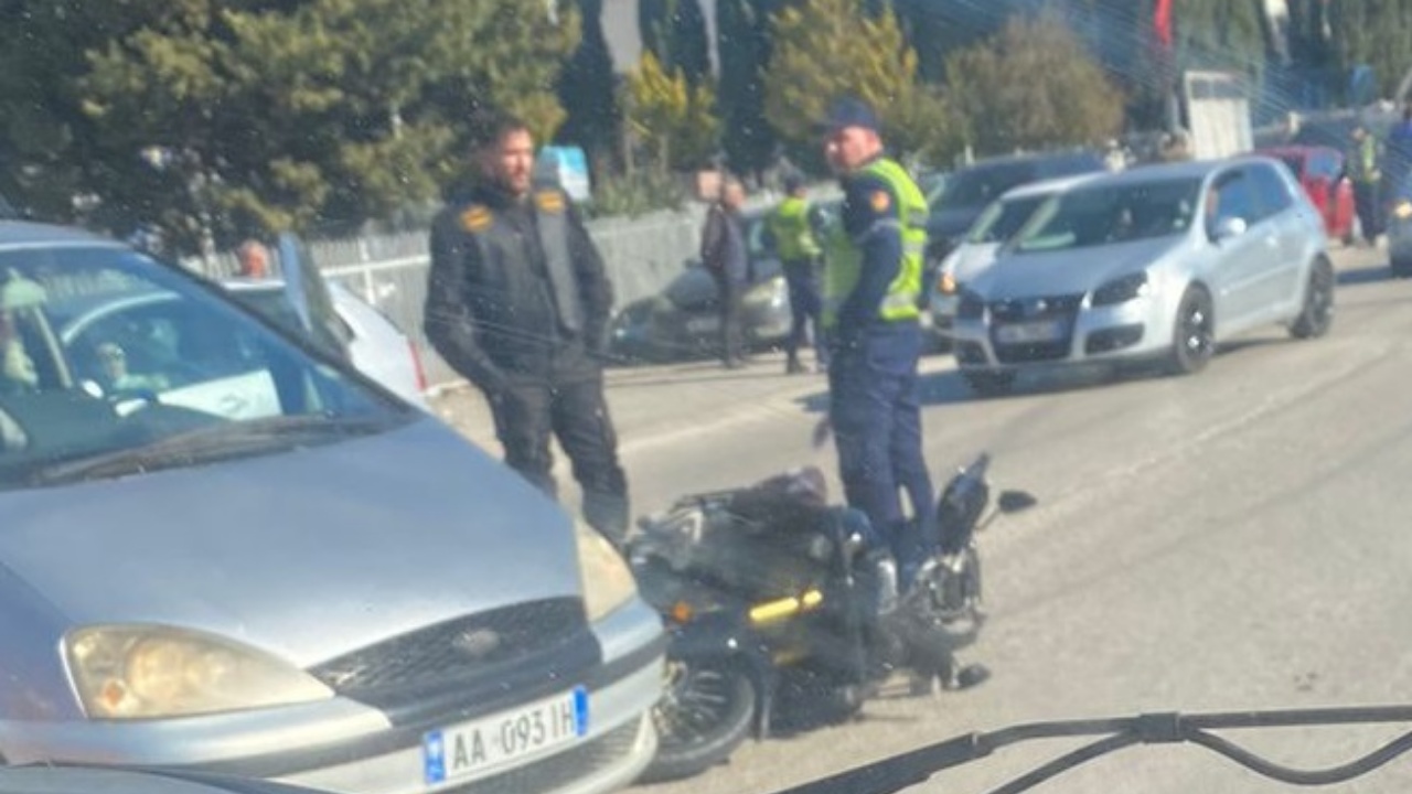 Aksident në aksin Elbasan-Peqin, motori përfundon poshtë makinë 
 03/02/2024 11:31
