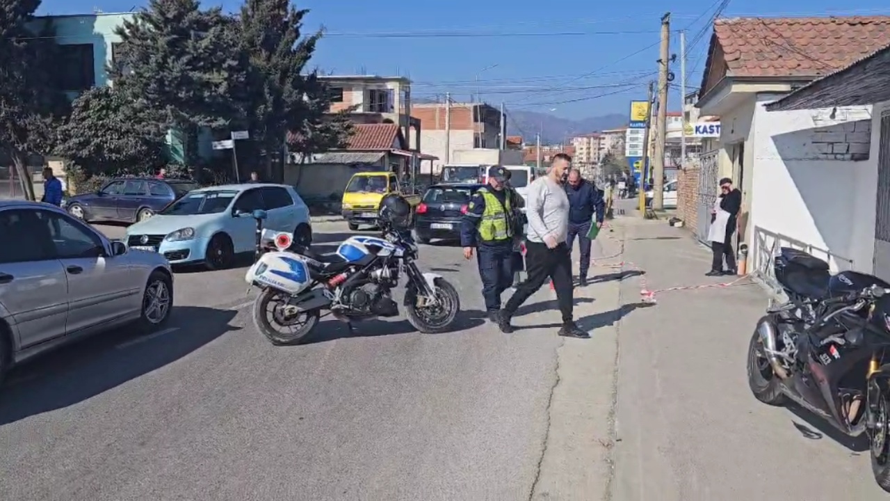 Aksident në Pogradec, makina përplaset me motomjetin, 24-vjeçari transportohet në spital 
 22/02/2024 11:33