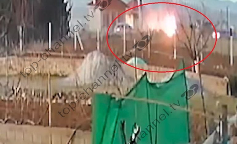 Video-ja e aksidentit ku humbi jetën 36-vjeçari në Korçë! Pas përplasjes, makina shpërthen në flakë