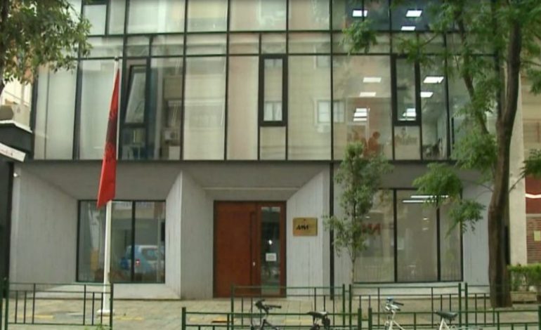 Intelektualët letër AMA-s: Largo sharlatanët nga televizioni. Manjani: Një pjesë e juaja keni ves spiunllikun, mendoni se monizmi është më i mirë se pluralizmi