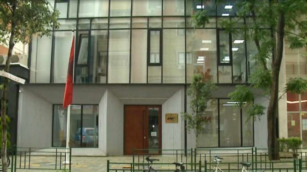 Intelektualët letër AMA-s: Largo sharlatanët nga televizioni. Manjani: Një pjesë e juaja keni ves spiunllikun, mendoni se monizmi është më i mirë se pluralizmi