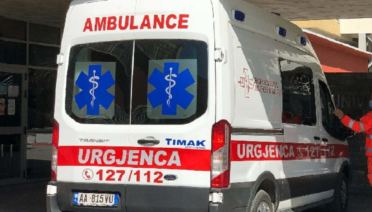 Banesa e 60-vjeçarit përfshihet nga flakët në Elbasan, shkak dyshohet një shkëndijë në oxhak