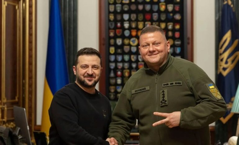 Presidenti ukrainas Zelenskyy largon komandatin e ushtrisë
