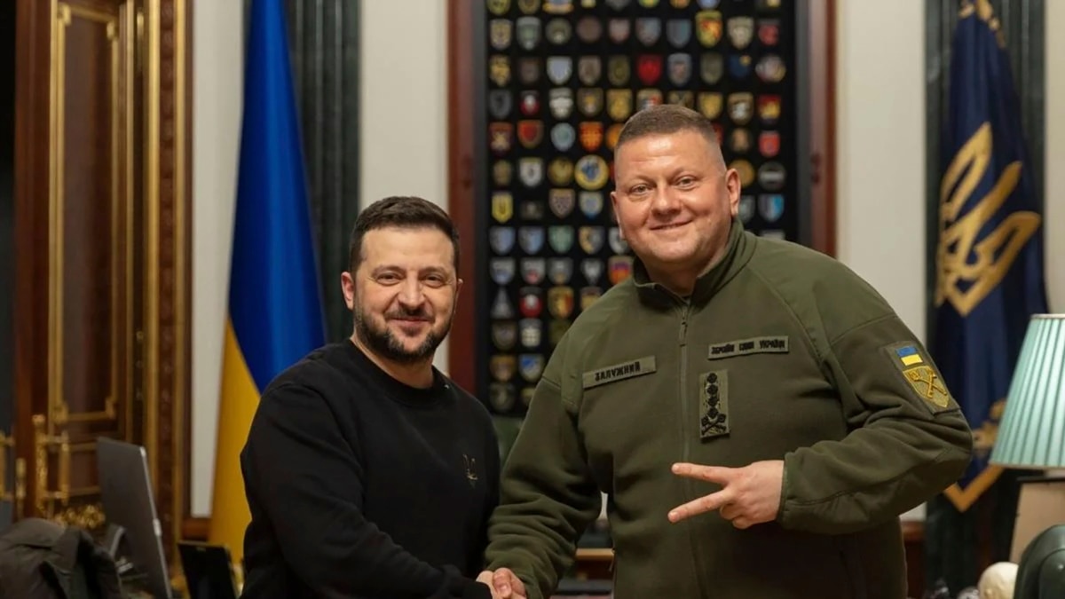 Presidenti ukrainas Zelenskyy largon komandatin e ushtrisë