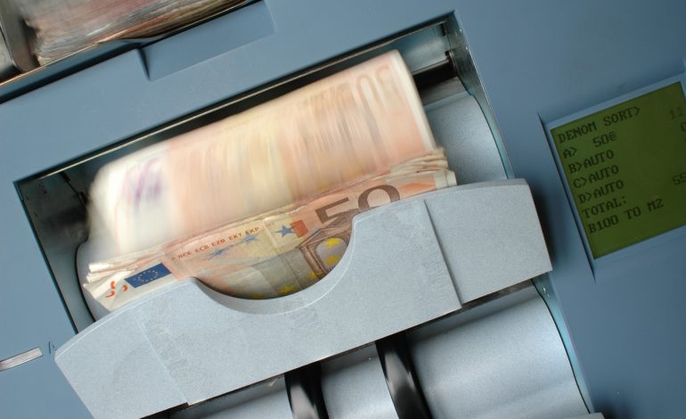 Bankat shqiptare shënojnë rekord fitimesh nga rritja e interesave