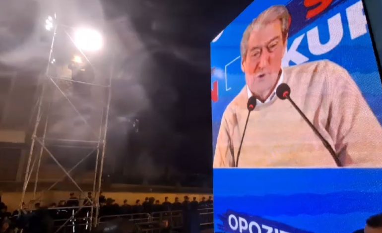 “Lideri i opozitës u arrestua njësoj si në Rusi”, Berisha flet online në protestë: Tentuan të na përçajnë, uragani ka pushtuar Tiranën