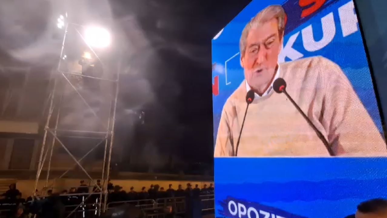 “Lideri i opozitës u arrestua njësoj si në Rusi”, Berisha flet online në protestë: Tentuan të na përçajnë, uragani ka pushtuar Tiranën