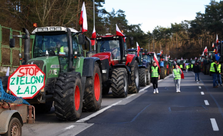 Vijon protesta e fermerëve, bujqit polakë bllokojnë autostradën kyçe me Gjermaninë