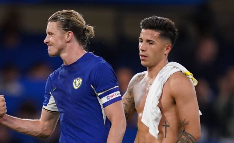 Mesfushori mohon zërat për largimin nga Chelsea: Thashetheme, dua të qëndroj këtu