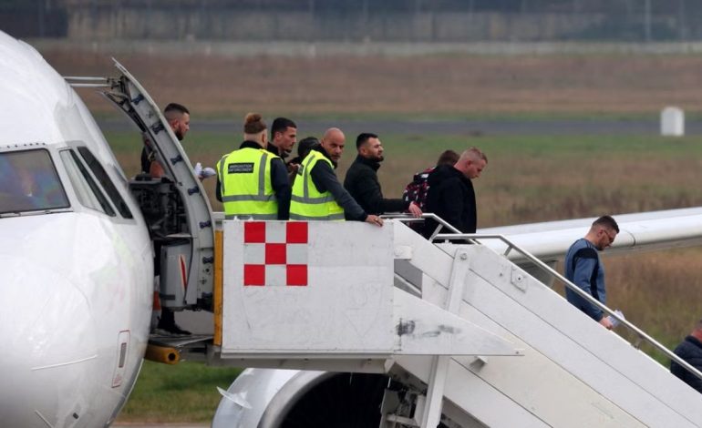 Detajet/ Mekanizmi i dëbimeve, avioni Stansted- Rinas sjell 47 shqiptarë “pako postale”