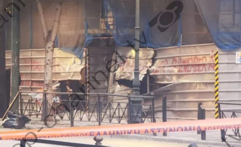 FOTO/ E hodhën në erë me bombë artizanale, zbardhen pamjet! Dëmet nga shpërthim në Ministrinë e Punës në Athinë