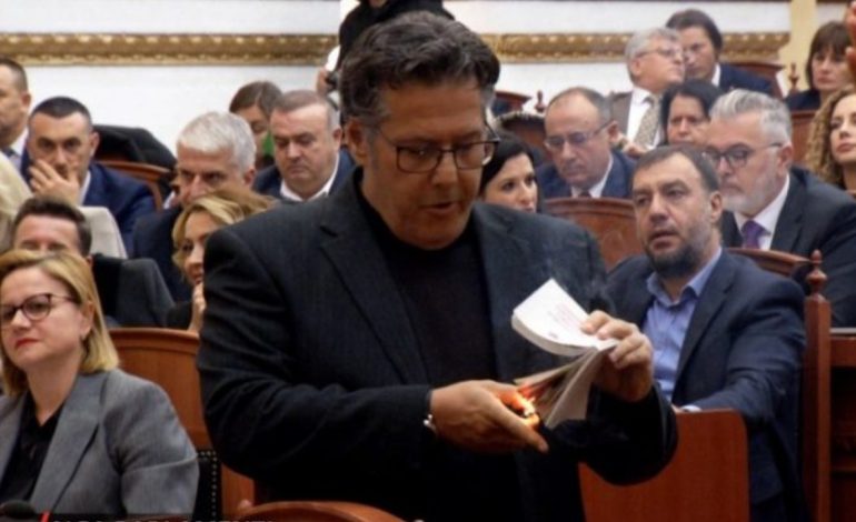 Tensionet në Kuvend/ PS kërkon masë disiplinore për dy deputetë të opozitës, Sekretariati mblidhet sot në orën 15:30