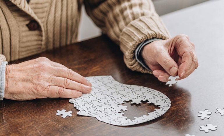 Demenca në Moshën 40-50 Vjeçare – Rreziqet dhe Shkaqet e Fillimit të Hershëm