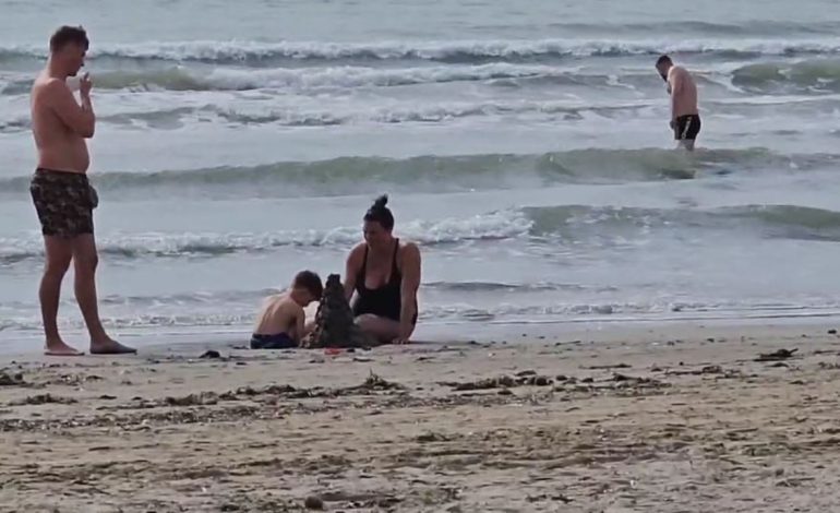 VIDEO/ Durrsakët “përzënë” dimrin me plazh! Shkurti mbyllet me banjo dielli 
 28/02/2024 14:42