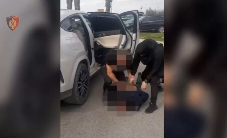 Udhëtoi nga Shkodra në Rinas për të shitur armë, arrestohet 45-vjeçari