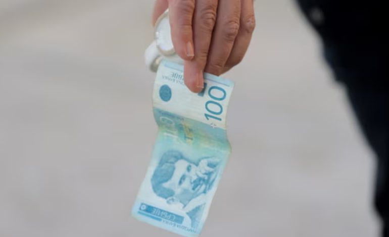 Ndalimi i dinarit serb, “The Guardian”: Kosova akuzohet për nxitje të tensioneve etnike