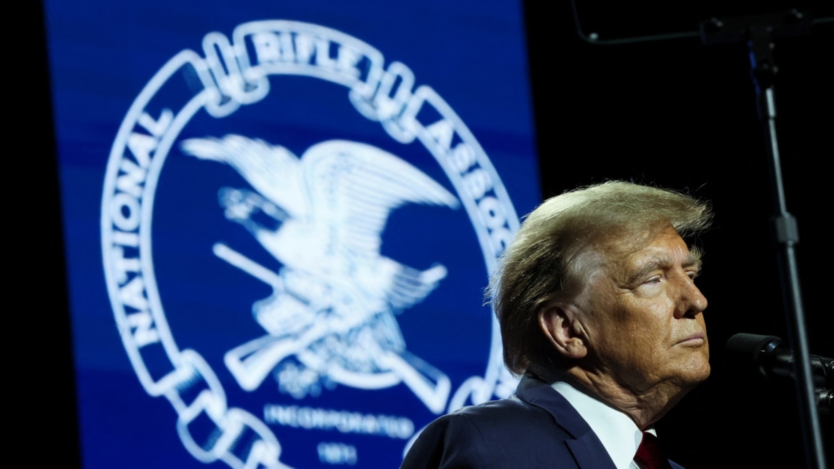 Ish-Presidenti Trump zotohet të shfuqizojë kufizimet për armët nëse fiton zgjedhjet