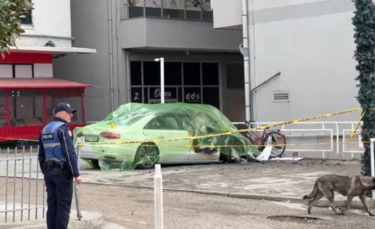 Një person me motor i afrohet makinës dhe hedh lëndën plasëse! Detaje nga shpërthimi i “Audit” në Shkodër