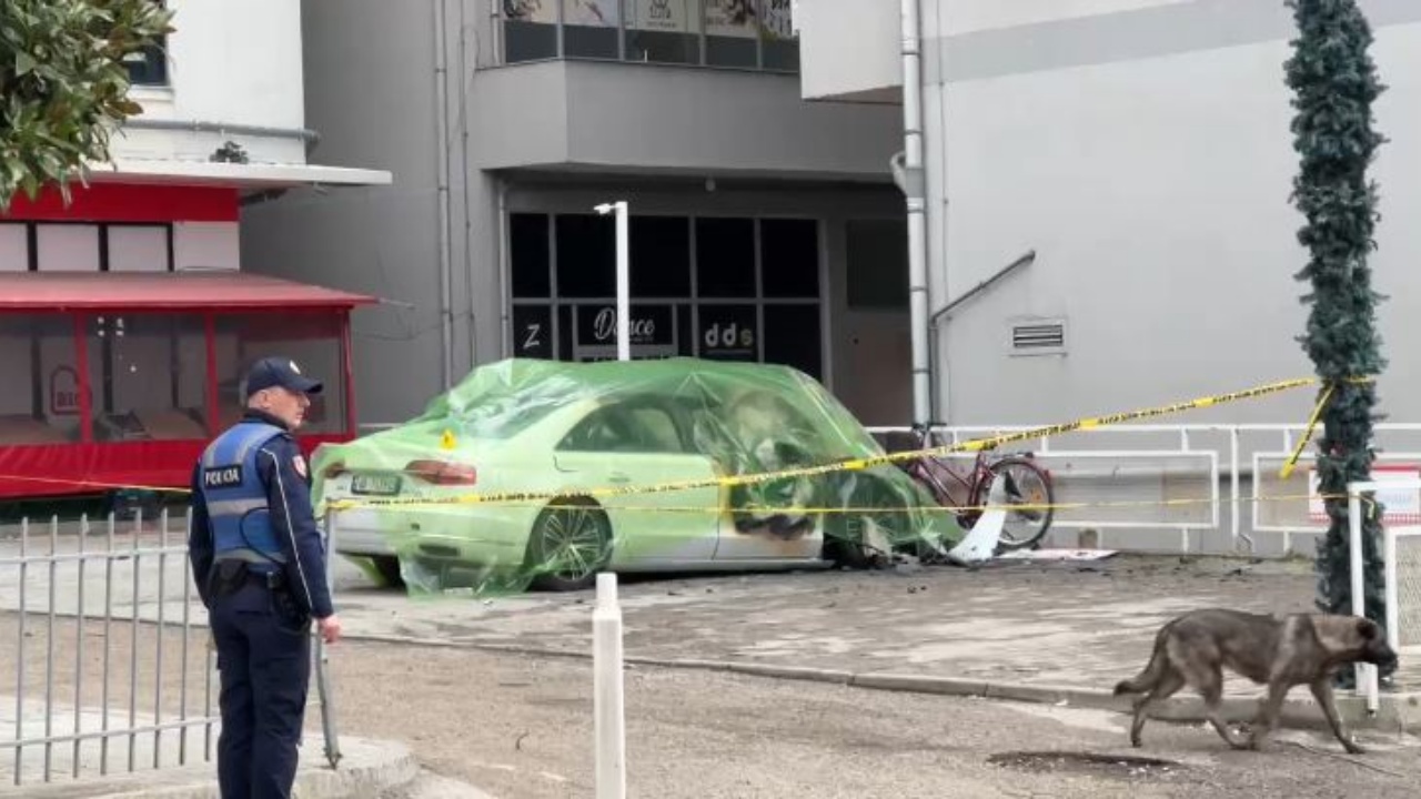 Një person me motor i afrohet makinës dhe hedh lëndën plasëse! Detaje nga shpërthimi i “Audit” në Shkodër