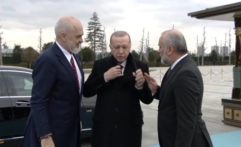 “Nuk ka ftohtë ky?…Është shqiptar si unë”, momenti kur Erdogan heq shallin pas batutës së Ramës (VIDEO)