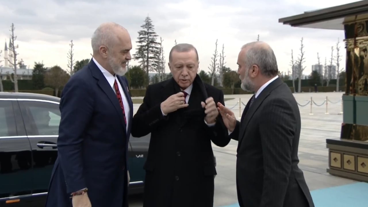 “Nuk ka ftohtë ky?…Është shqiptar si unë”, momenti kur Erdogan heq shallin pas batutës së Ramës (VIDEO)