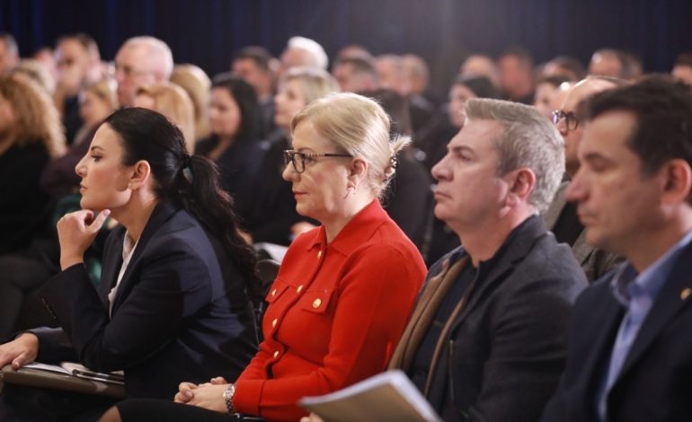 Ministra, deputetë dhe kryetarë bashkish në mbledhjen që zgjati 5 orë! Asambleja Kombëtare e PS përmes fotove