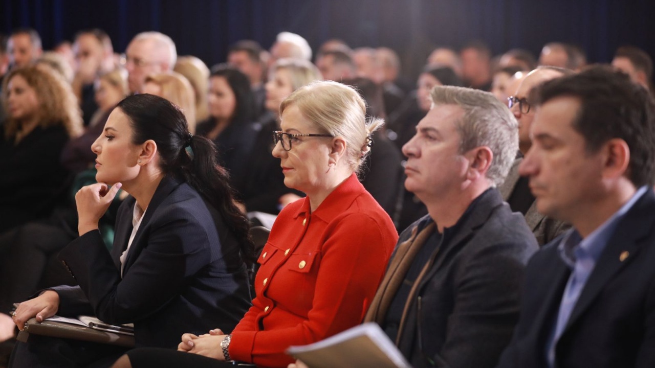 Ministra, deputetë dhe kryetarë bashkish në mbledhjen që zgjati 5 orë! Asambleja Kombëtare e PS përmes fotove