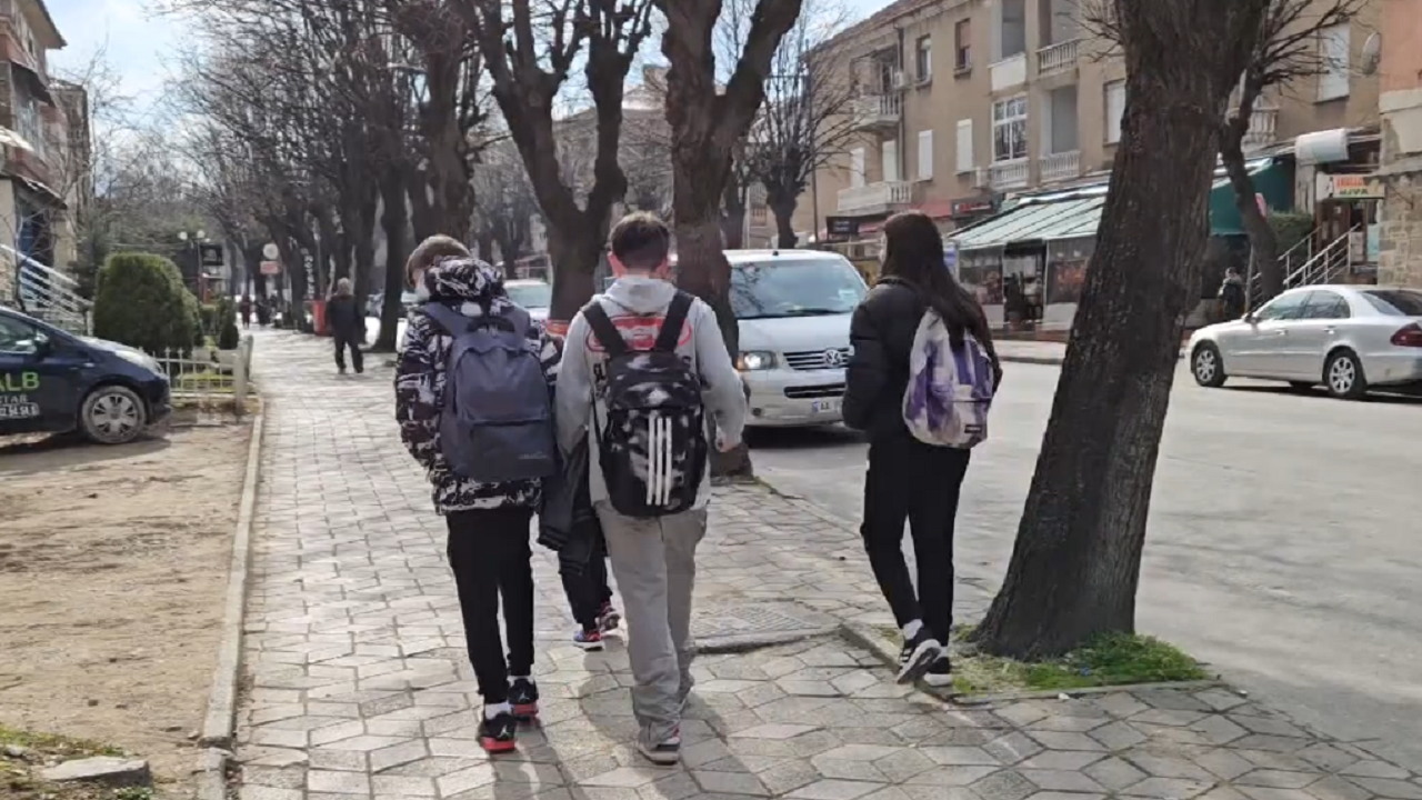Rriten rastet me skoliozë te fëmijët e moshës 10-17 vjeç, shkak qëndrimi në telefon apo çantat e shkollës. Sfidë diagnostikimi i hershëm