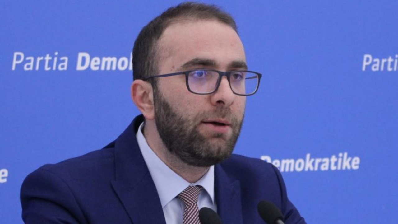Gazment Bardhi rikthehet në PD, mban për herë të parë mbledhjen e grupit në selinë blu që pas ndarjes së demokratëve