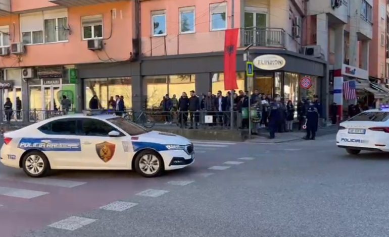 Blinken në Tiranë! Dhjetëra qytetarë në rrugë, përshëndesin eskortën e Sekretarit Amerikan të Shtetit