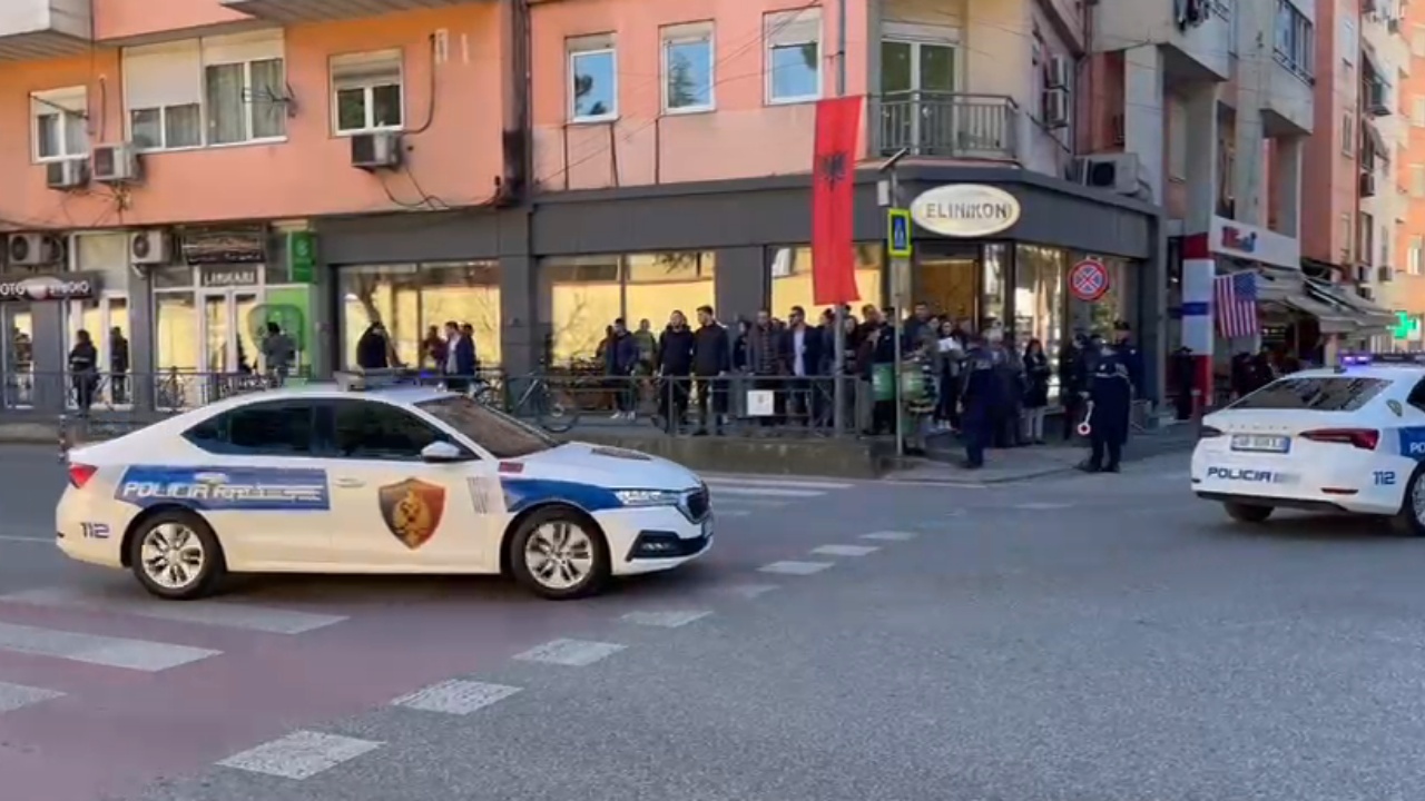 Blinken në Tiranë! Dhjetëra qytetarë në rrugë, përshëndesin eskortën e Sekretarit Amerikan të Shtetit