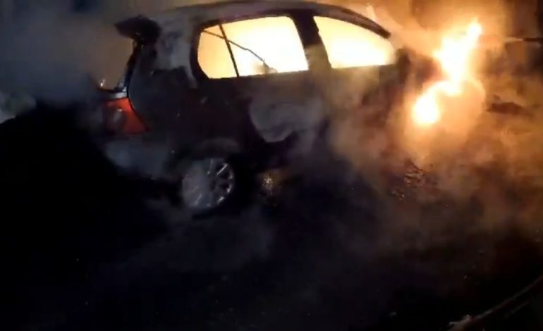 I dogjën makinën gjatë natës, kush është pronari dhe çfarë deklaroi ai! Pamje të momentit kur zjarrfikësit tentojnë të shuajnë flakët