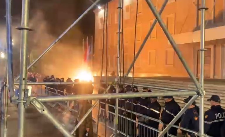 LAJM I FUNDIT/ Hidhen molotov, kapsolle dhe shashka në drejtim të Kryeministrisë 
 20/02/2024 19:29