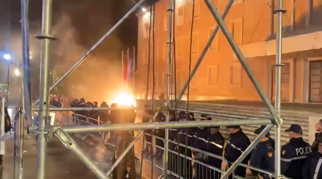 LAJM I FUNDIT/ Hidhen molotov, kapsolle dhe shashka në drejtim të Kryeministrisë 
 20/02/2024 19:29