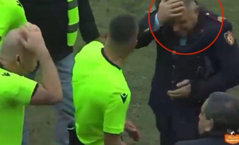 Foto lajm/ Momenti kur shefi i policisë goditet me shishe në kokë gjatë ndeshjes Kukësi-Erzeni
