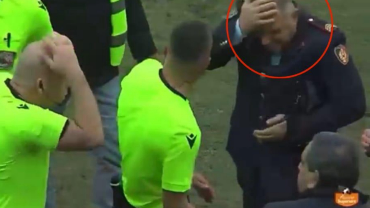 Foto lajm/ Momenti kur shefi i policisë goditet me shishe në kokë gjatë ndeshjes Kukësi-Erzeni