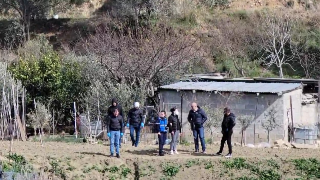 Pamjet/ Me maskë në fytyrë e rrethuar nga policë, pas dëshmisë 19-vjeçarja rikthehet në vendin ku vrau të atin 
 23/02/2024 12:02