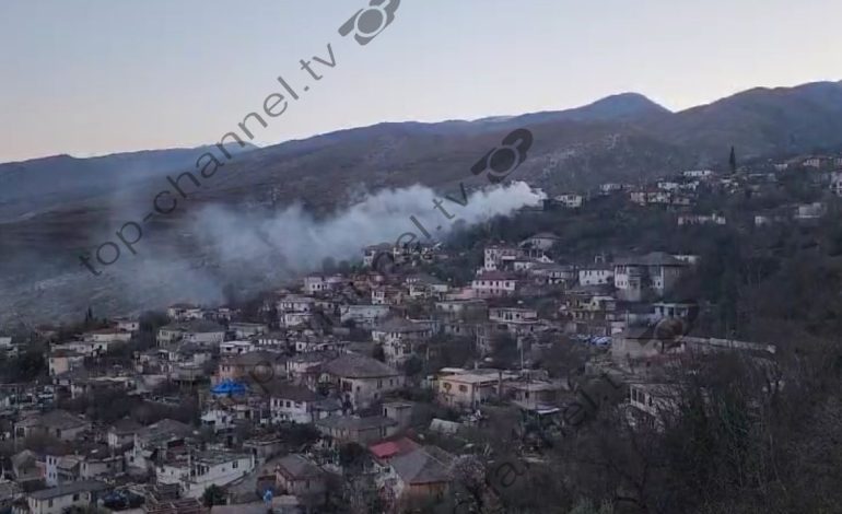 Digjen dy shtëpi në lagjen historike në Gjirokastër! Zjarri ra teksa në banesë po drekonin 10 persona, dyshimet e para