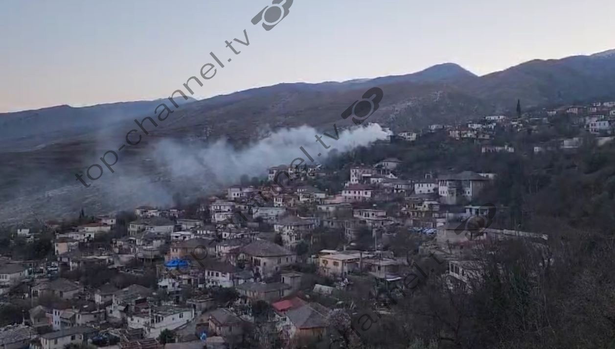 Digjen dy shtëpi në lagjen historike në Gjirokastër! Zjarri ra teksa në banesë po drekonin 10 persona, dyshimet e para