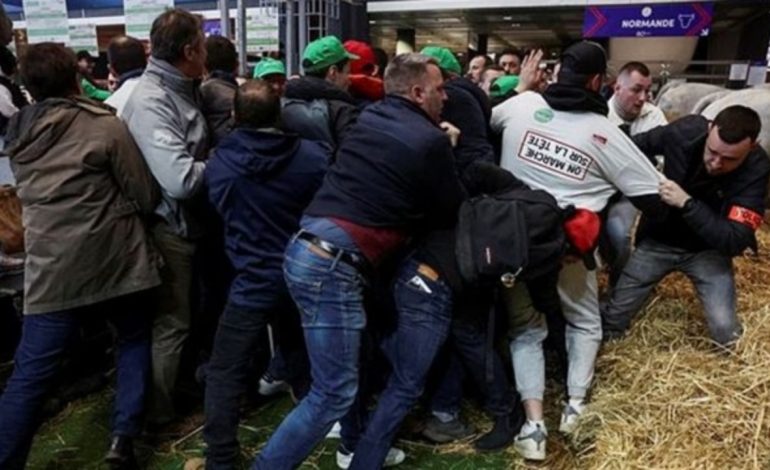 Agravon situata në Paris/ Fermerët e zemëruar futen në Panairin e Bujqësisë, përplasje me policinë! Macron anulon takimin
