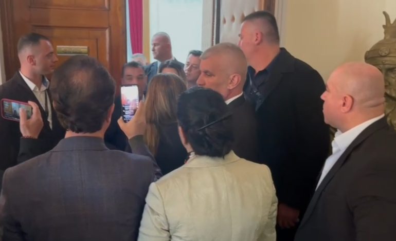 Pas pak mblidhet Komisioni i Reformës Zgjedhore, Garda nuk lejon deputetët e PD të futen në sallë 
 06/02/2024 12:11