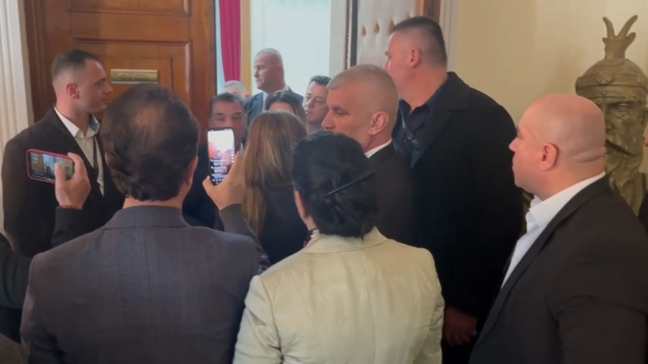 Pas pak mblidhet Komisioni i Reformës Zgjedhore, Garda nuk lejon deputetët e PD të futen në sallë 
 06/02/2024 12:11