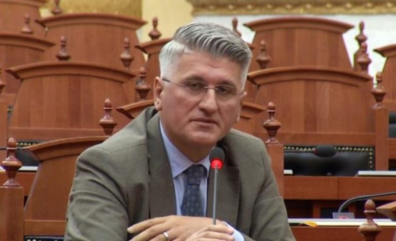 “Kronikë për dy të tretat!”, satira e Gjekmarkajt: Nikoqiri me vargje për Ogin, Ulsiu i përzhitur, Klosi i përgjumur