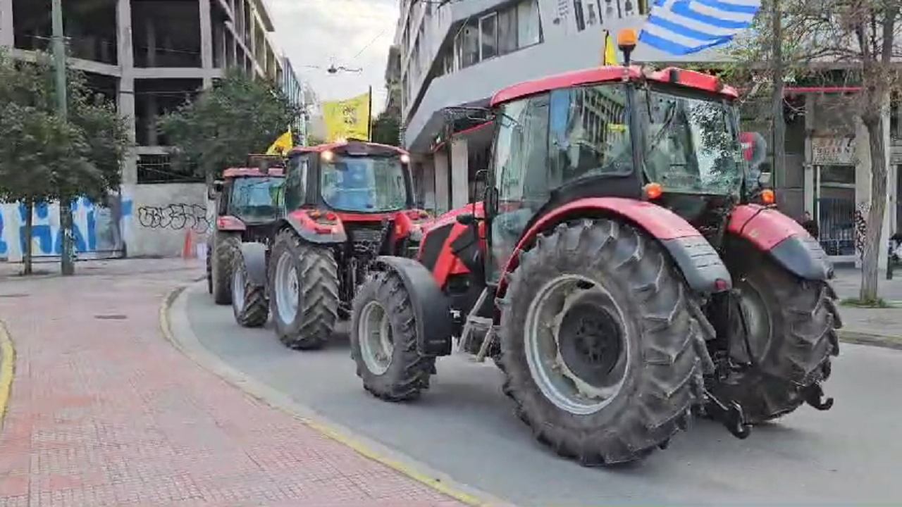 Mbërrijnë traktorët e parë në rrugët e Athinës, priten protesta masive kundër qeverisë 