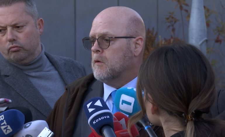 Tensione etnike në veri të Kosovës, Hovenier shpreh shqetësimin: Duhen diskutime në tavolinën e dialogut