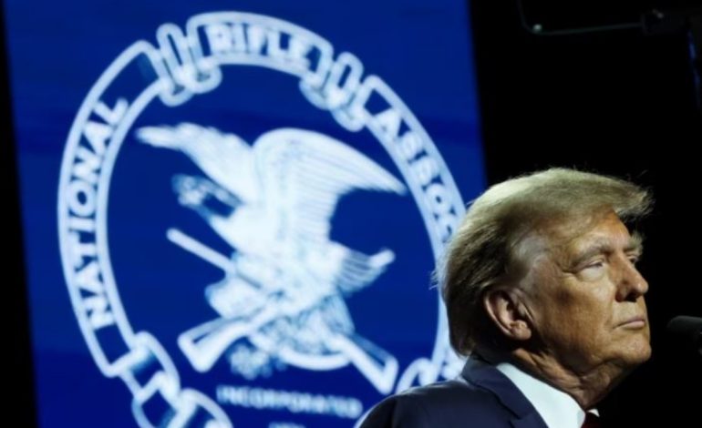 Ish-Presidenti Trump zotohet të shfuqizojë kufizimet për armët nëse fiton zgjedhjet